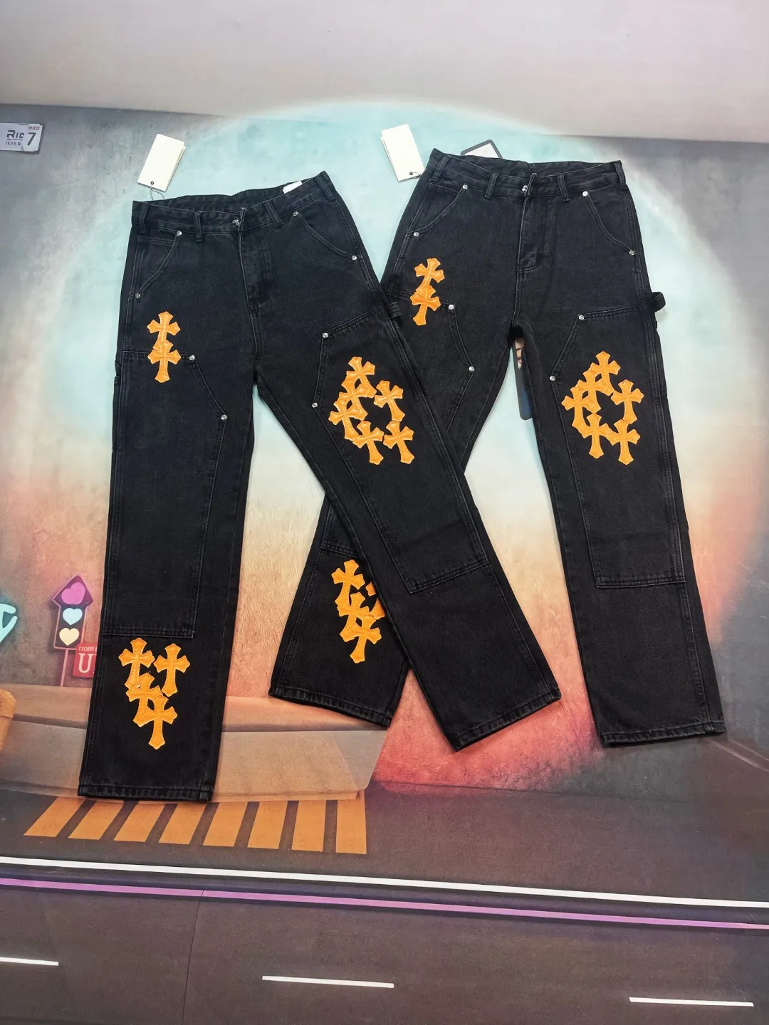 🅿️290 🔘Style No.-KL173 🔘Cro Heart𝐂𝐡𝐫𝐨𝐦𝐞 𝐇𝐞𝐚𝐫𝐭 Black and orange patchwork limited edition Ox King lumberjack workwear jeans* Crow Heart’s iconic dark style is perfect. The hardware accessories of the pants have been distressed, especially the cross-carved buckles, which have a great texture and look very classy at first glance. The orange cross pattern on these pants is so eye-catching and full of design. The fit is also great, comfortable and stylish. Whether you want to wear gothic style, functional style or Y2K style, it can be adapted to all kinds of Asian styles. You can wear it casually and achieve dark street style with ease. The matching suggestions are as follows: Gothic style: Pair the upper body with a black printed short top, then put on a pair of black thick-soled Martin boots, and match it with some silver gothic accessories, such as a cross necklace, to directly transform into a gothic hottie/cool cover. Functional style: Wear a black quick-drying bottoming shirt inside, a multi-pocket functional jacket on the outside, a pair of tactical boots, and a large-capacity functional bag, which is full of functional style. Y2K style: Wear a colorful midriff-baring crop top, pair it with thick-soled sneakers, such as Balenciaga's Track series, add colorful sunglasses and some beaded jewelry, and you'll look like a Y2K millennial hottie/hipster.  Size: M L XL XXL (28.30.32.34.36) Color: Black